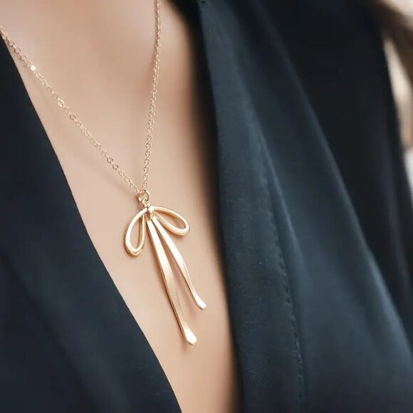 Retro Bow Necklace - Picture 2 of 4